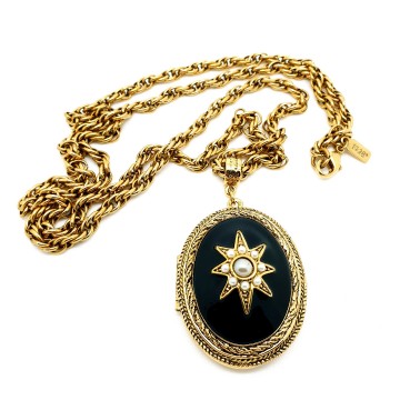 1928 goldtone necklace with black enamelled medaillon with faux pearls