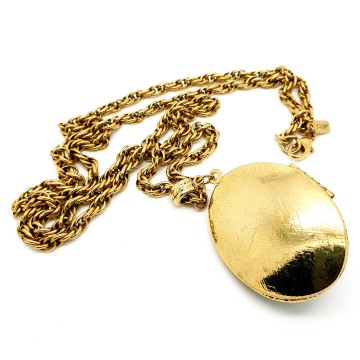 1928 lange goudkleurige ketting met zwart emaille medaillon met 'faux' pareltjes