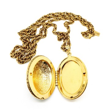 1928 lange goudkleurige ketting met zwart emaille medaillon