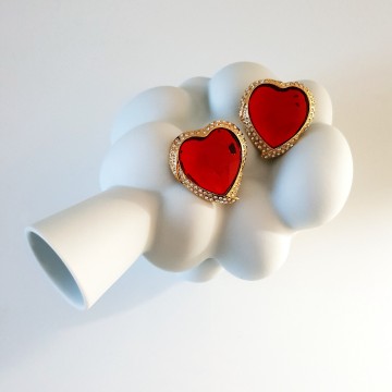 Yves saint laurent hartvormig, goudkleurige oorbellen met rode 'stenen'