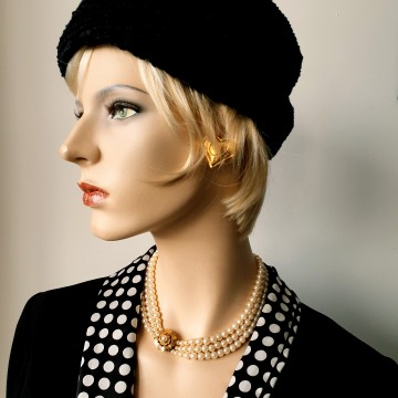 3 rijige korte faux parelketting met bloemvormig bakslot