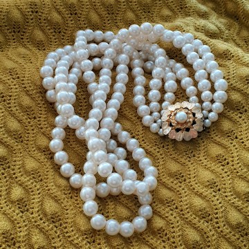 3 rijige korte faux parelketting met bloemvormig bakslot
