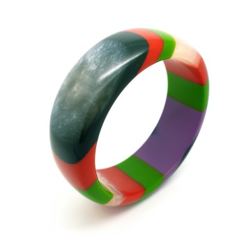 Veelkleurige armband in de tinten rood, groen, paars, zwart en parelmoerwit