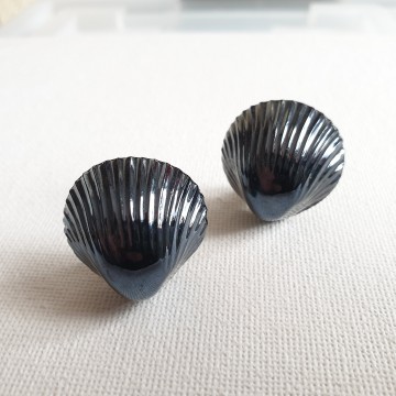 Donkerblauwe schelpoorbellen van keramiek