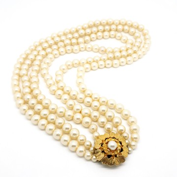 3 rijige korte faux parelketting met bloemvormig bakslot