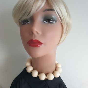 Short 50s/60s necklace with large plastic cream coloured beads - Bliinkt