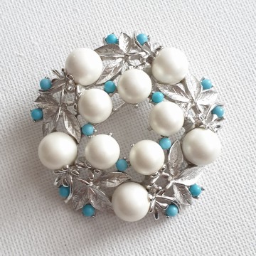 'Alaskan Summer' Sarah Coventry 1961, zilverkleurige broche met turquoise kraaltjes en faux parels