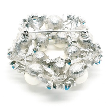 'Alaskan Summer' Sarah Coventry 1961, zilverkleurige broche met turquoise kraaltjes en faux parels