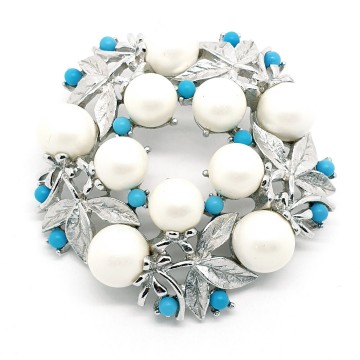 'Alaskan Summer' Sarah Coventry 1961, zilverkleurige broche met turquoise kraaltjes en faux parels