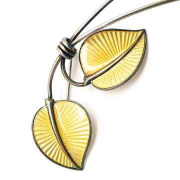 Albert Scharning - Sterling brooch with soft yellow enamelled leaves - Bliinkt