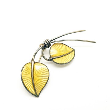 Albert Scharning - Sterling brooch with soft yellow enamelled leaves - Bliinkt