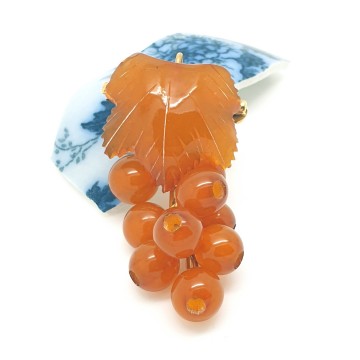 Amber grape brooch, signed 2ЯК - Bliinkt