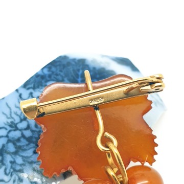 Amber grape brooch, signed 2ЯК - Bliinkt