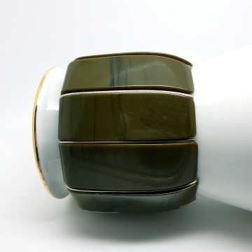 Prachtige chunky stretcharmband van legergroen zwart gemarmerd bakeliet met metalen spacers 30's  op vaas