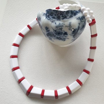 Avon - Classic Lines 1989 - white red plastic necklace - Bliinkt