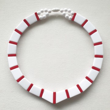 Avon - Classic Lines 1989 - white red plastic necklace - Bliinkt