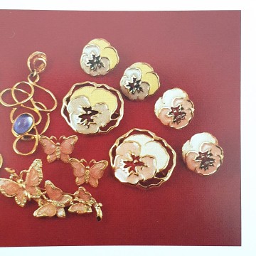 Avon 'Full Bloom' 1990 bookpiece