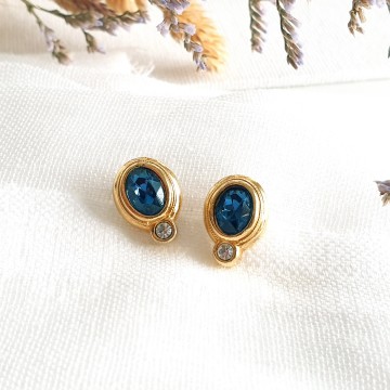 Avon - goldtone stud earrings with royal blue 'stone' - Bliinkt