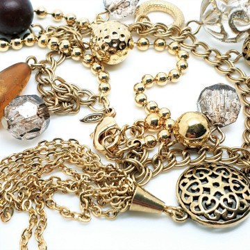 Avon HS 'honor Society' bedelarmband goudkleurig met diverse soorten en vormen kralen close-up