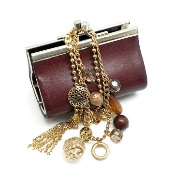 Avon HS 'honor Society' bedelarmband goudkleurig met diverse soorten en vormen kralen op vintage tasje