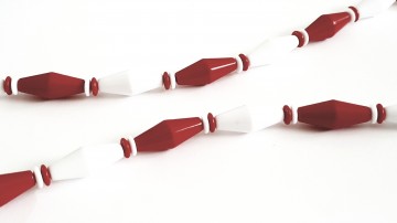 Avon 'Classic Lines'rood met witte plastic ketting uit 1989 close-up