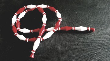 Avon 'Classic Lines'rood met witte plastic ketting uit 1989