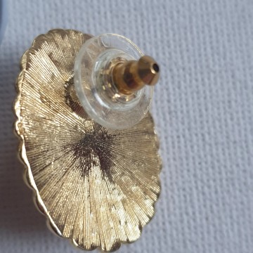 Avon - oval goldtone earrings with marbled transparant pink glass cabochon - Bliinkt