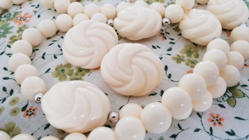 Avon 'Carved Accent' 1988 Ivoorkleurige set met oorbellen en ketting close-up