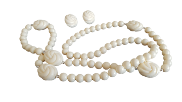 Avon 'Carved Accent' 1988 Ivoorkleurige set met oorbellen en ketting