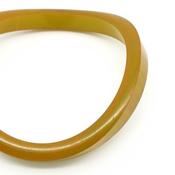 Bakelite curved mustard coloured bangle - Bliinkt