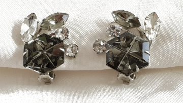 Beaujewels oorbellen met grote vierkante rookkwarts strass met aan steeltjes kleinere heldere en rookkwarts stenen op stof