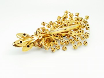 Beaujewels goudkleurige set van broche en oorbellen met veel zwarte steentjes en filigrain achterkant achterkant