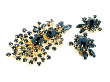 Beaujewels goudkleurige set van broche en oorbellen met veel zwarte steentjes en filigrain achterkant broche 2