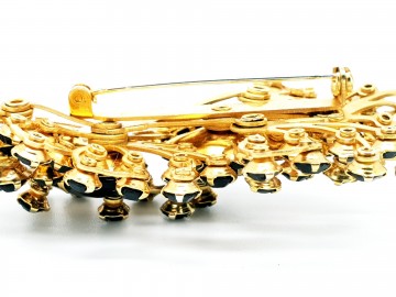 Beaujewels goudkleurige set van broche en oorbellen met veel zwarte steentjes en filigrain achterkant zijaanzicht