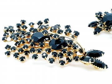 Beaujewels goudkleurige set van broche en oorbellen met veel zwarte steentjes en filigrain achterkant broche