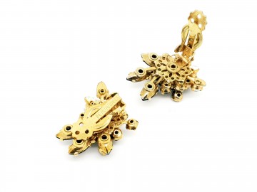 Beaujewels goudkleurige set van broche en oorbellen met veel zwarte steentjes en filigrain achterkant oorbellen achterkant