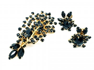 Beaujewels goudkleurige set van broche en oorbellen met veel zwarte steentjes en filigrain achterkant