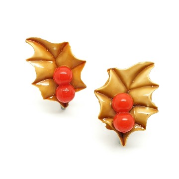 Beige mistletoe and berries screwback earrings