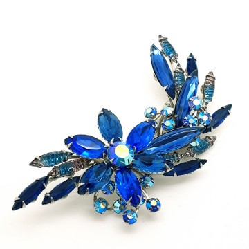 Bijzondere zilverkleurige broche met koningsblauwe navette geslepen strass en artstones