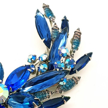 Bijzondere zilverkleurige broche met koningsblauwe navette geslepen strass en artstones