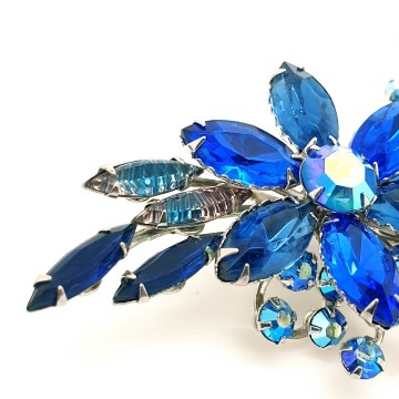 Bijzondere zilverkleurige broche met koningsblauwe navette geslepen strass en artstones