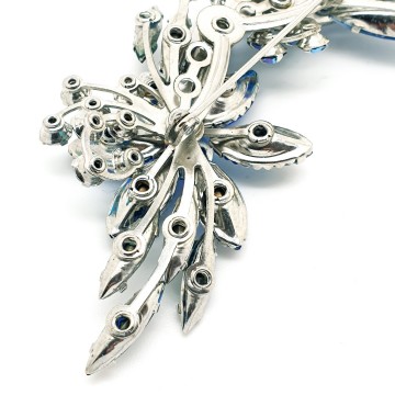 Bijzondere zilverkleurige broche met koningsblauwe navette geslepen strass en artstones