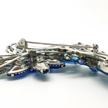 Bijzondere zilverkleurige broche met koningsblauwe navette geslepen strass en artstones