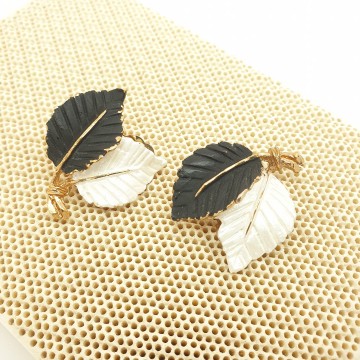 Zwart met witte blaadjesoorbellen