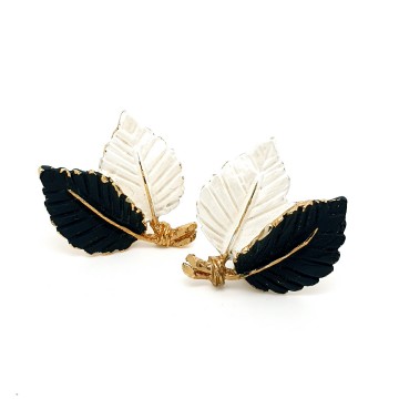 Zwart met witte blaadjesoorbellen