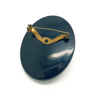 Black plastic oval carved flower brooch - Bliinkt