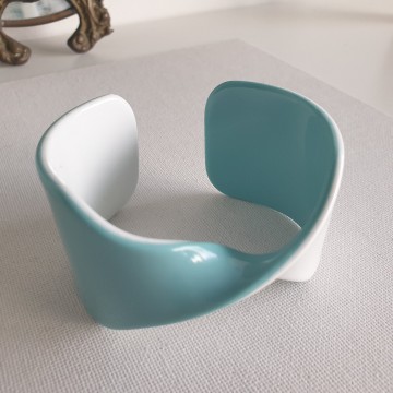 Blue and white twisted plastic bangle - Bliinkt
