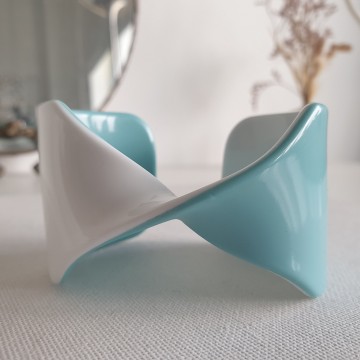 Blue and white twisted plastic bangle - Bliinkt