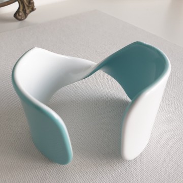 Blue and white twisted plastic bangle - Bliinkt