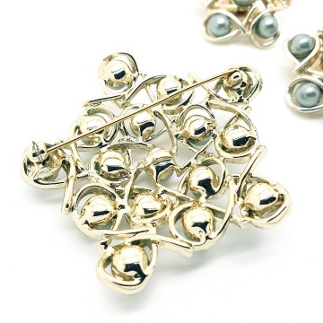 Bogoff - goldtone brooch and earring set with grey pearls - Bliinkt